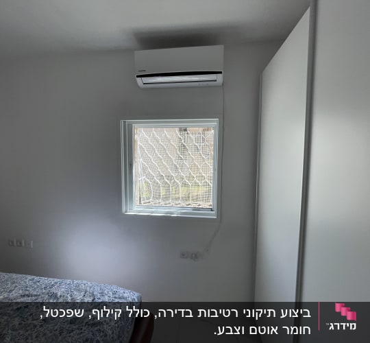 ביצוע תיקוני רטיבות בדירה, כולל קילוף, שפכטל, חומר אוטם וצבע.
